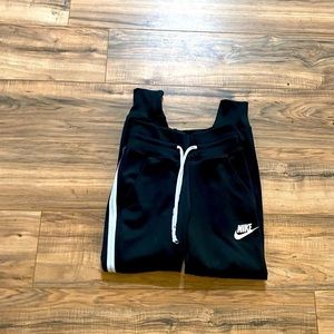 Nike Women’s Black Jogger Pants! EUC